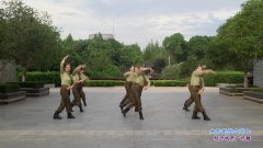 武汉花开红艳艳广场舞女兵走在大街上-团队演示