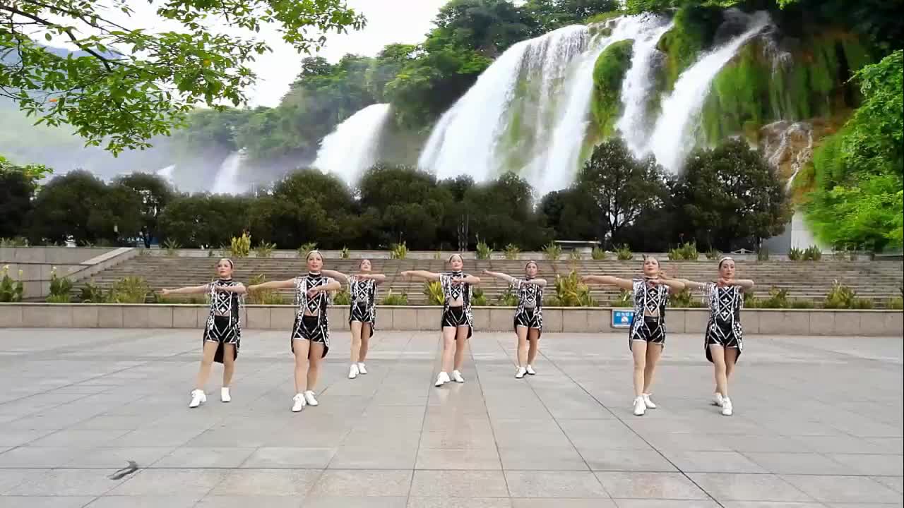 阿中中浙江桐乡梅锦广场舞厉害了我的国-7人队形版