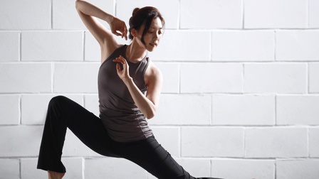 瑜伽体式详解经常练习这个瑜伽体位法,能够锻炼腰部,延伸脊柱